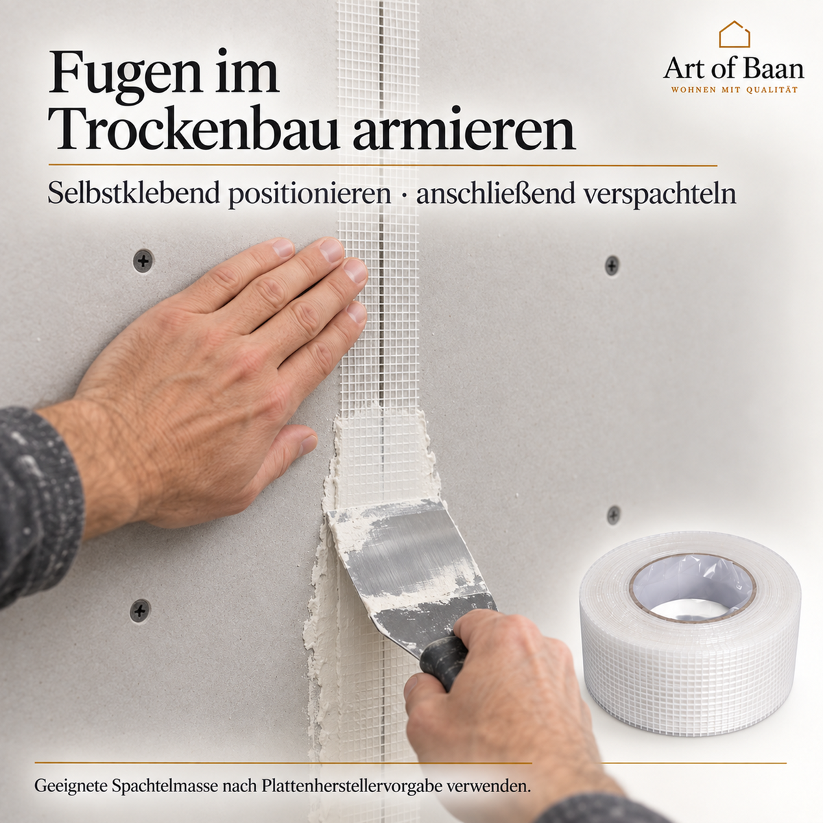Selbstklebendes Armierungsband von Art of Baan wird mittig auf eine Gipskartonfuge geklebt und mit Spachtelmasse eingebettet.