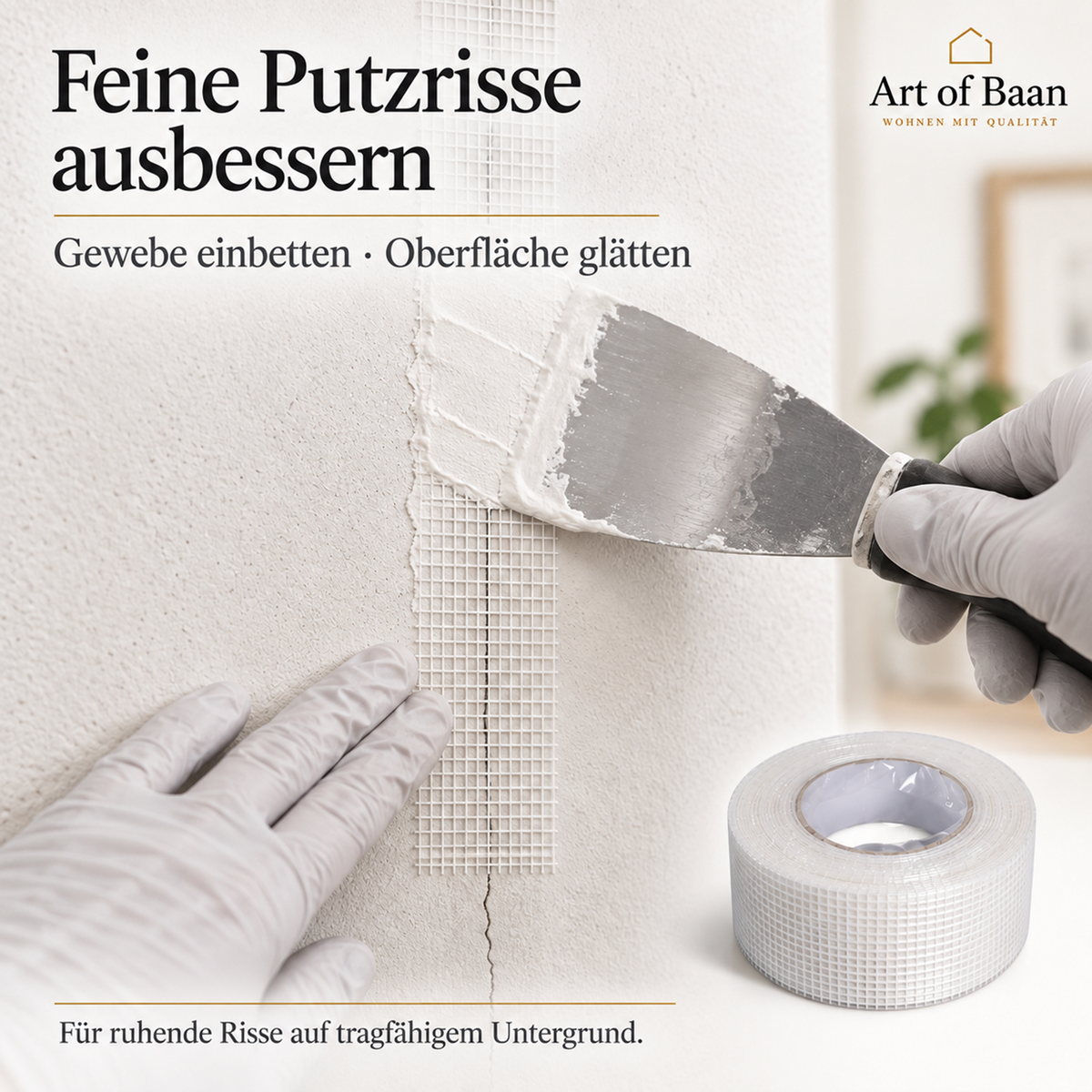 Weißes Armierungsband überbrückt einen feinen Putzriss an einer Innenwand und wird mit einem Spachtel eingearbeitet.