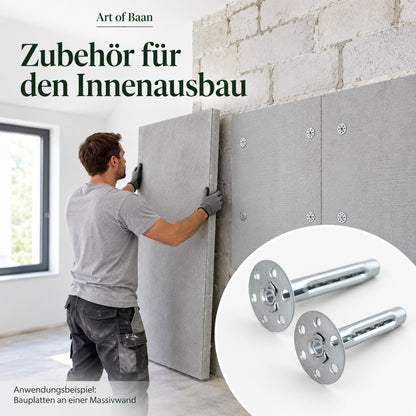 Ein Handwerker positioniert eine Bauplatte an einer Massivwand neben bereits mit Metall-Dämmstoffdübeln befestigten Platten.