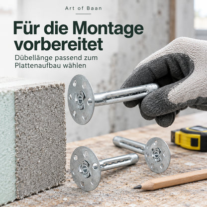 Eine Hand mit Arbeitshandschuh hält einen Metall-Dämmstoffdübel neben einer Bauplatte; weitere Dübel liegen auf der Werkbank.