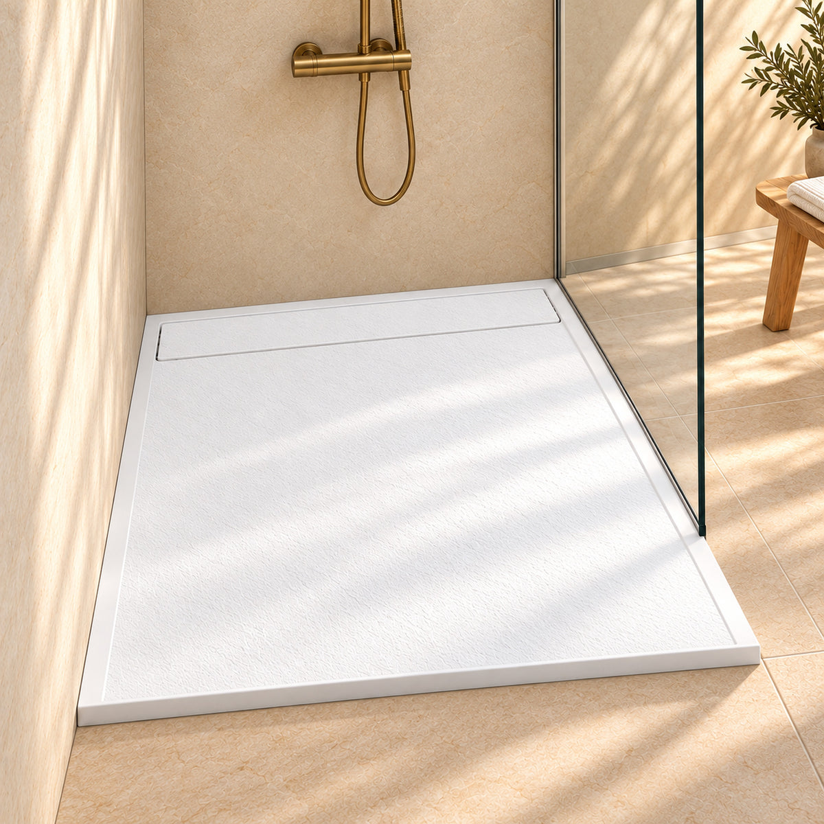 art-of-baan-duschwanne-smc-100x80cm-weiss-schieferoptik-lifestyle.jpg	Weiße SMC-Duschwanne 100x80 cm in Schieferoptik mit langer Ablaufabdeckung und goldfarbener Armatur im beigen Bad.