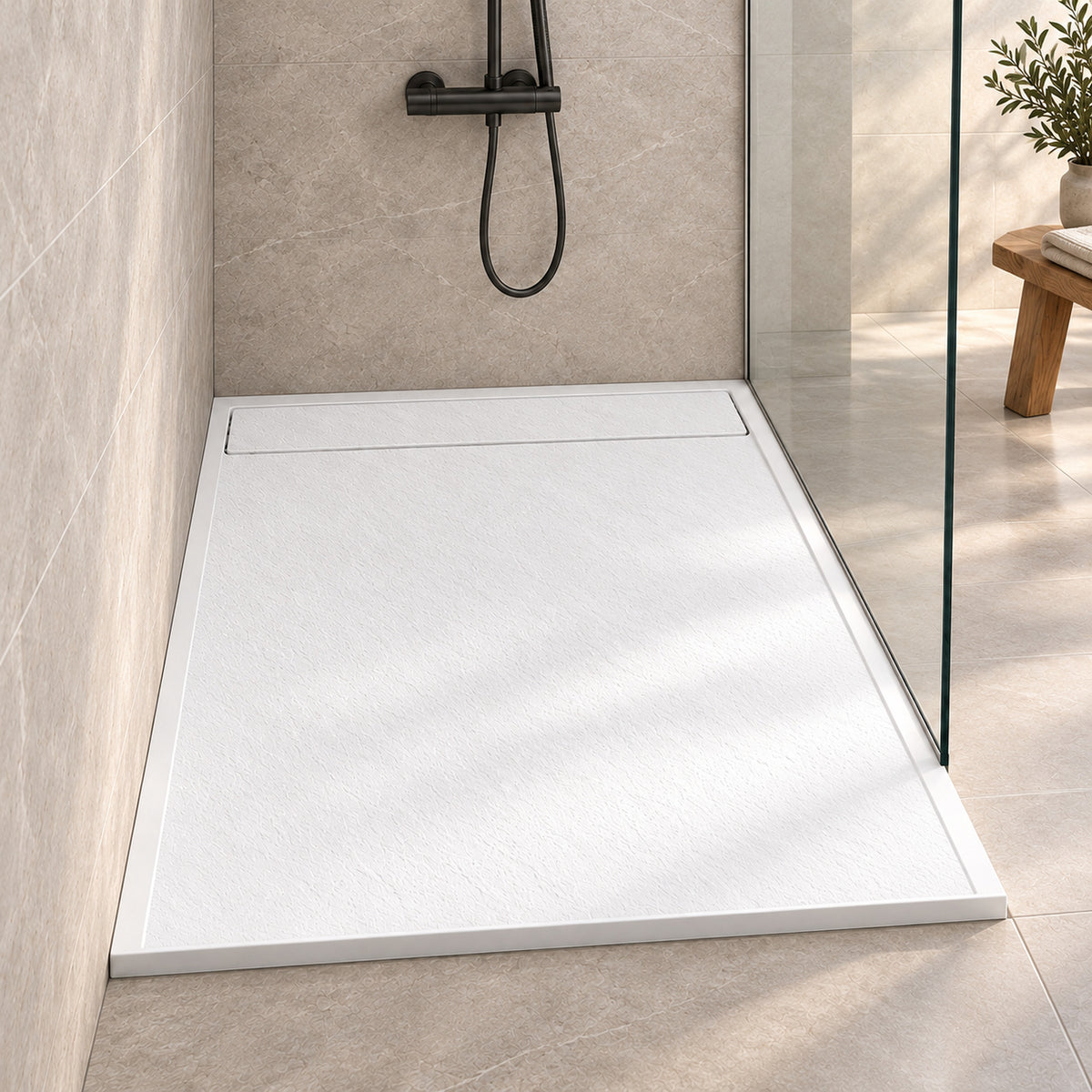 Weiße SMC-Duschwanne 140x80 cm in Schieferoptik mit langer Ablaufabdeckung, schwarzer Armatur und Glasabtrennung.