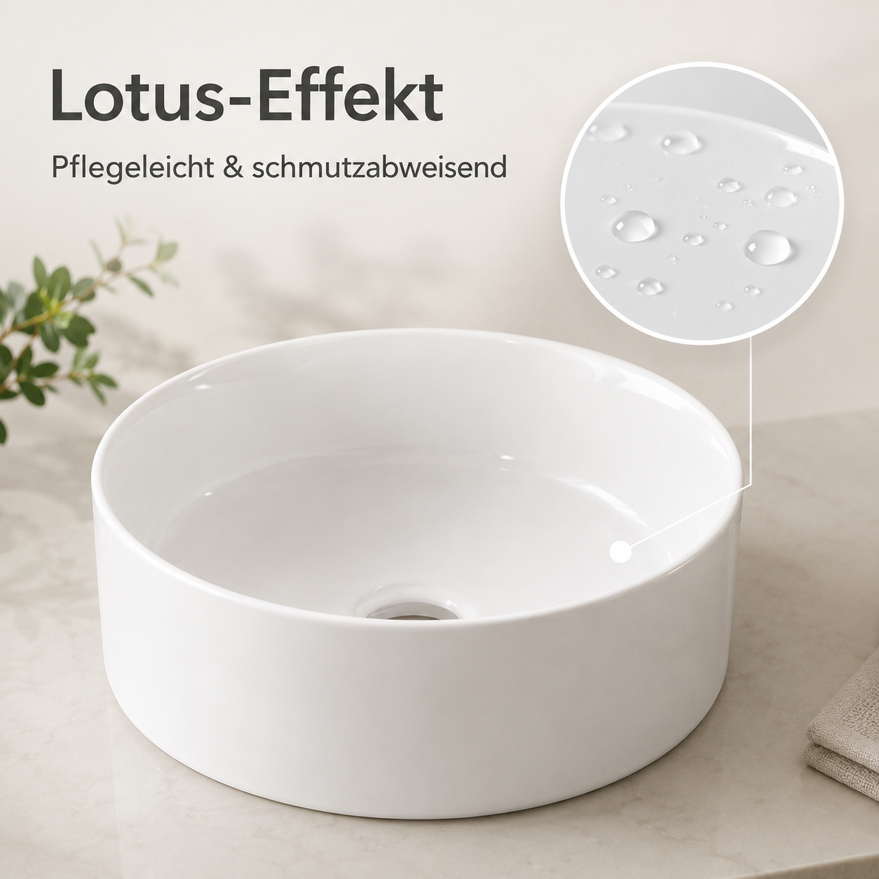 Wasserperlen auf weißer Keramikoberfläche mit Lotus-Effekt