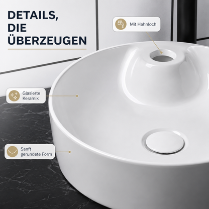 Detailansicht des weißen Keramik Aufsatzwaschbeckens mit Hahnloch und glatter Oberfläche