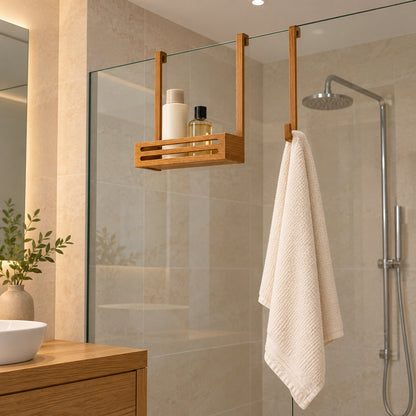 Badezimmer mit Holzwaschtisch, ovalem Waschbecken und Glasdusche; an der Glasoberkante hängen die Eichenholzablage und der separate Handtuchhaken.
