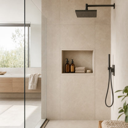 Moderne XPS Duschnische in beiger Walk-in-Dusche mit schwarzen Armaturen
