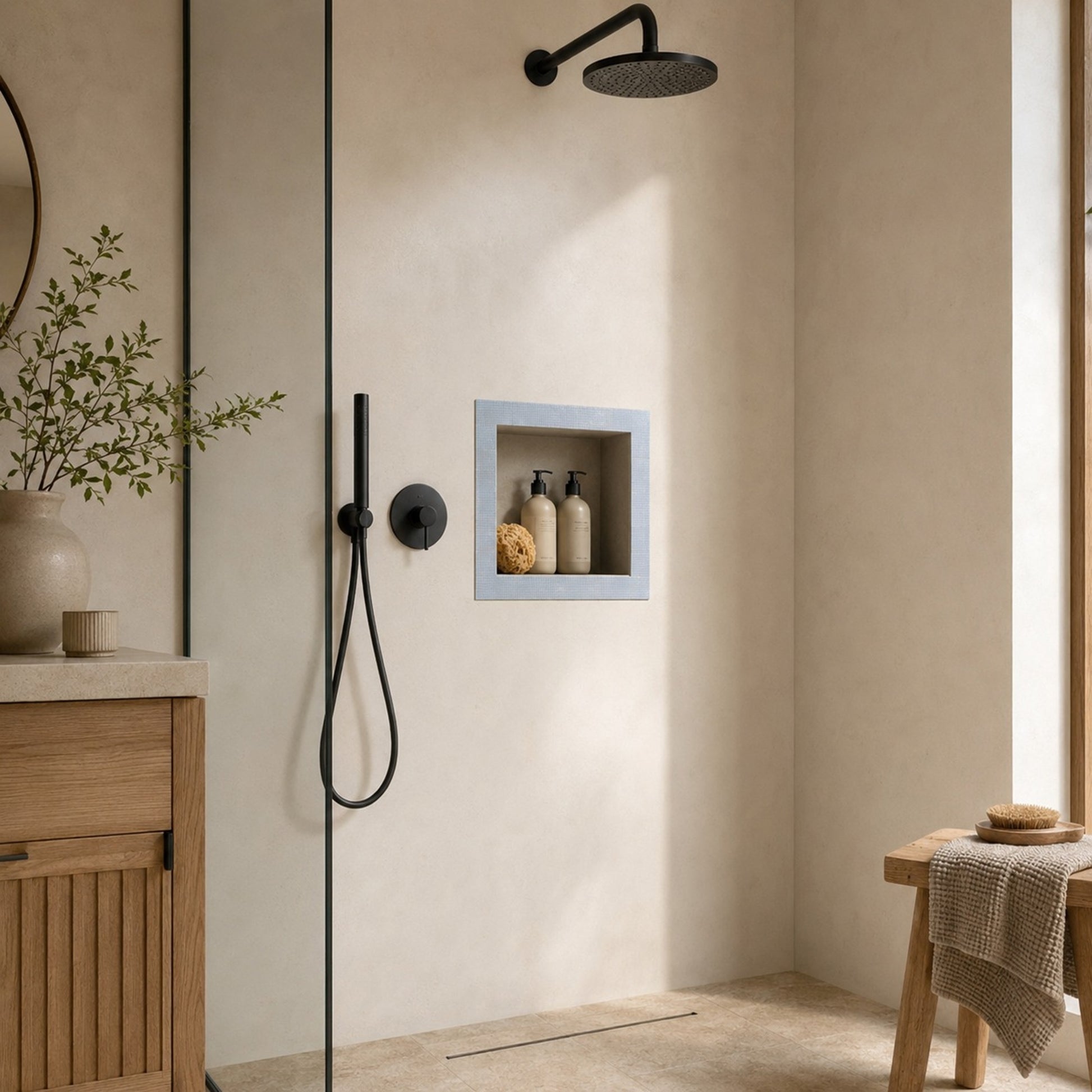 XPS Duschnische im Japandi-Bad mit Holz und heller Wand