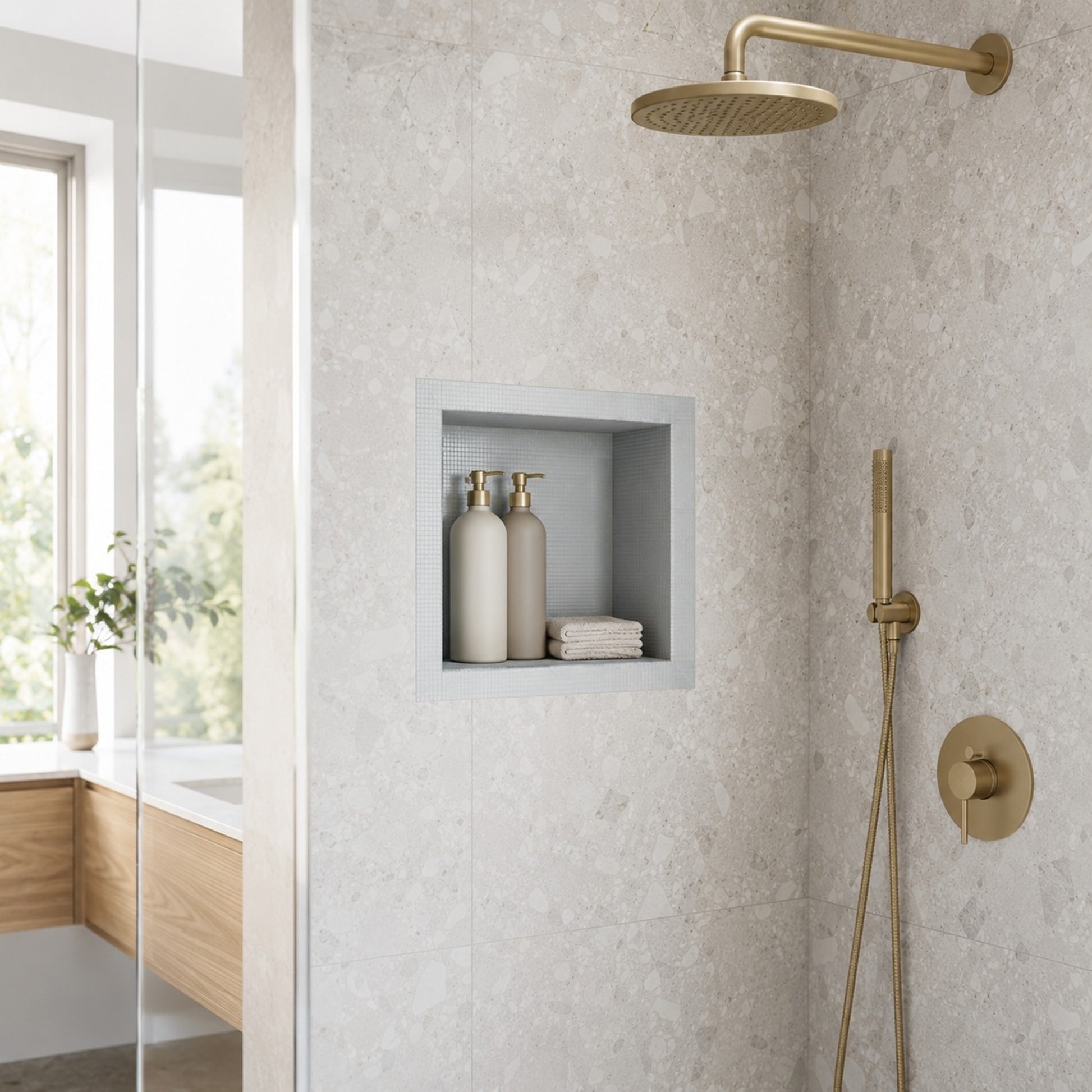 Helle moderne Dusche mit Terrazzo-Fliesen und XPS Duschnische