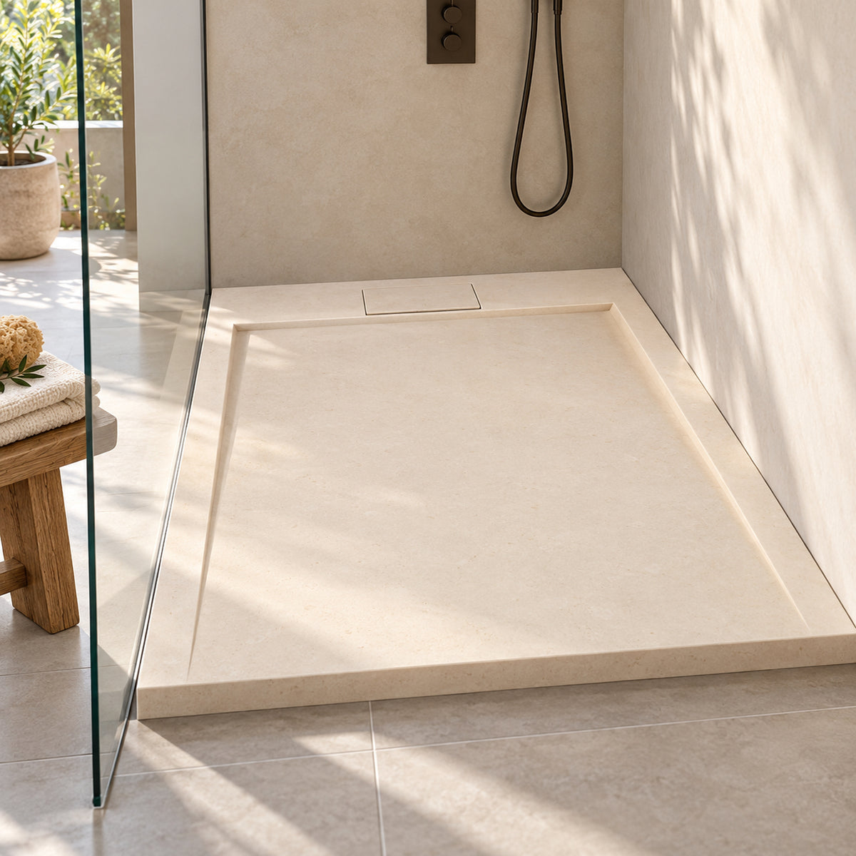 Duschwanne Sunny Beige mit flachem Einstieg in einem Tageslichtbad mit dunkler Armatur und Glasabtrennung.
