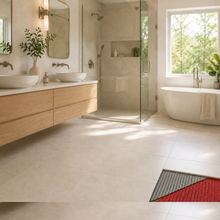 Modernes Badezimmer mit Fliesen und sichtbarem Bodenaufbau auf roter Entkopplungsmatte