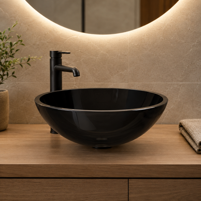 Rundes schwarzes Glaswaschbecken 42 cm auf Holzwaschtisch im modernen Badezimmer