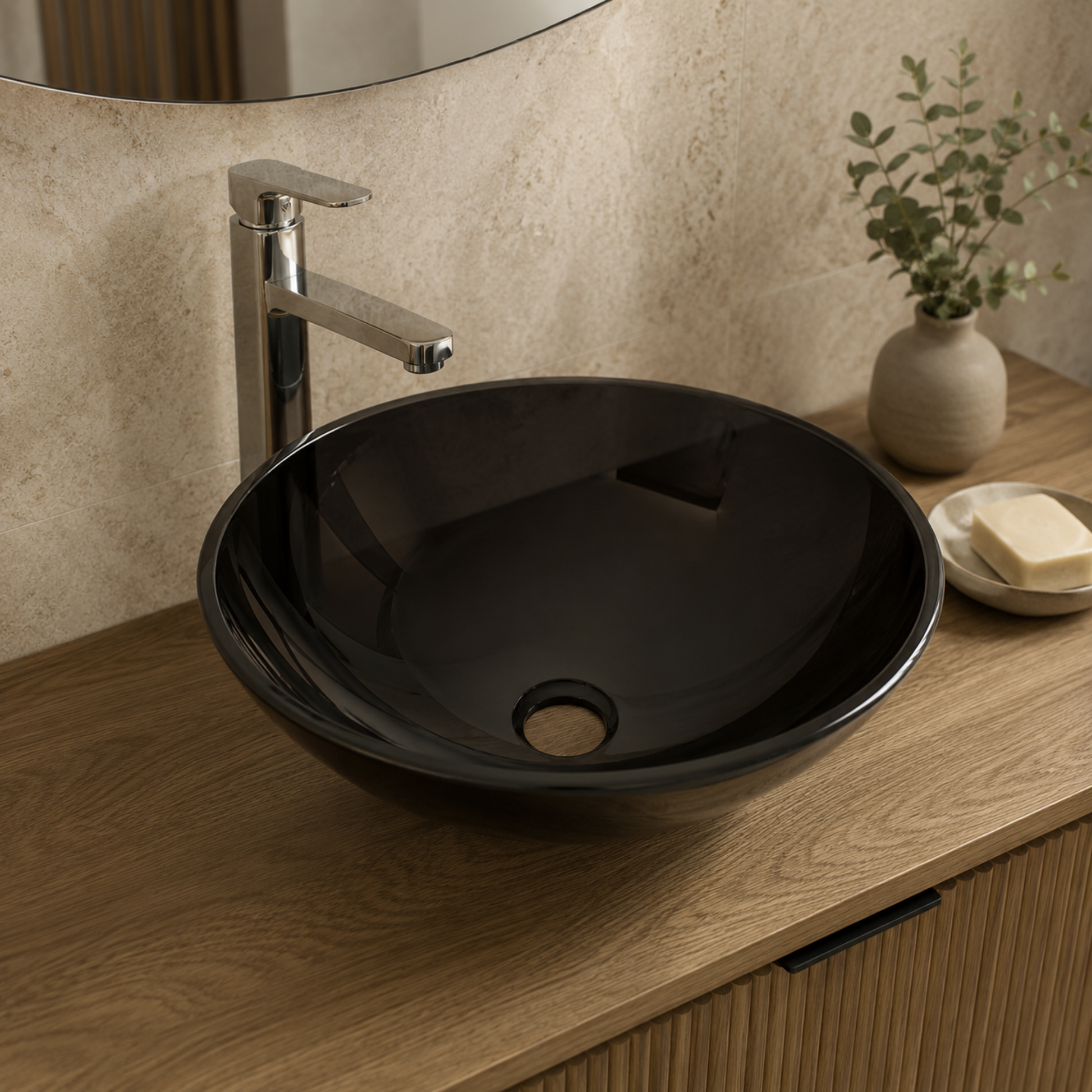 Schwarzes rundes Glaswaschbecken als Aufsatzwaschbecken auf modernem Holzwaschtisch