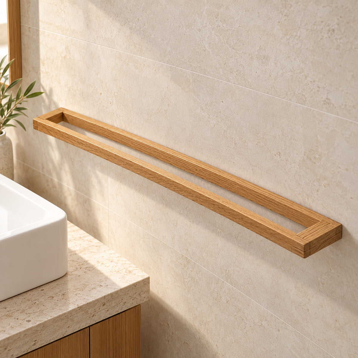 Nahaufnahme des 60 cm langen Eichenholz-Handtuchhalters ohne Handtuch an einer beigen Fliesenwand neben einem weißen Aufsatzwaschbecken.
