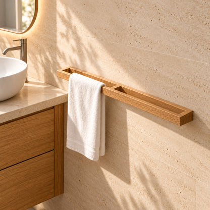 Handtuchhalter aus Eichenholz mit weißem Handtuch an einer hellen Steinwand neben einem Holzwaschtisch mit Aufsatzwaschbecken.
