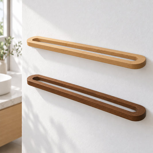 Zwei waagerecht an weißer Wand montierte Holz-Handtuchhalter, helles Kautschukholz über dunkler Akazie, ohne Handtuch