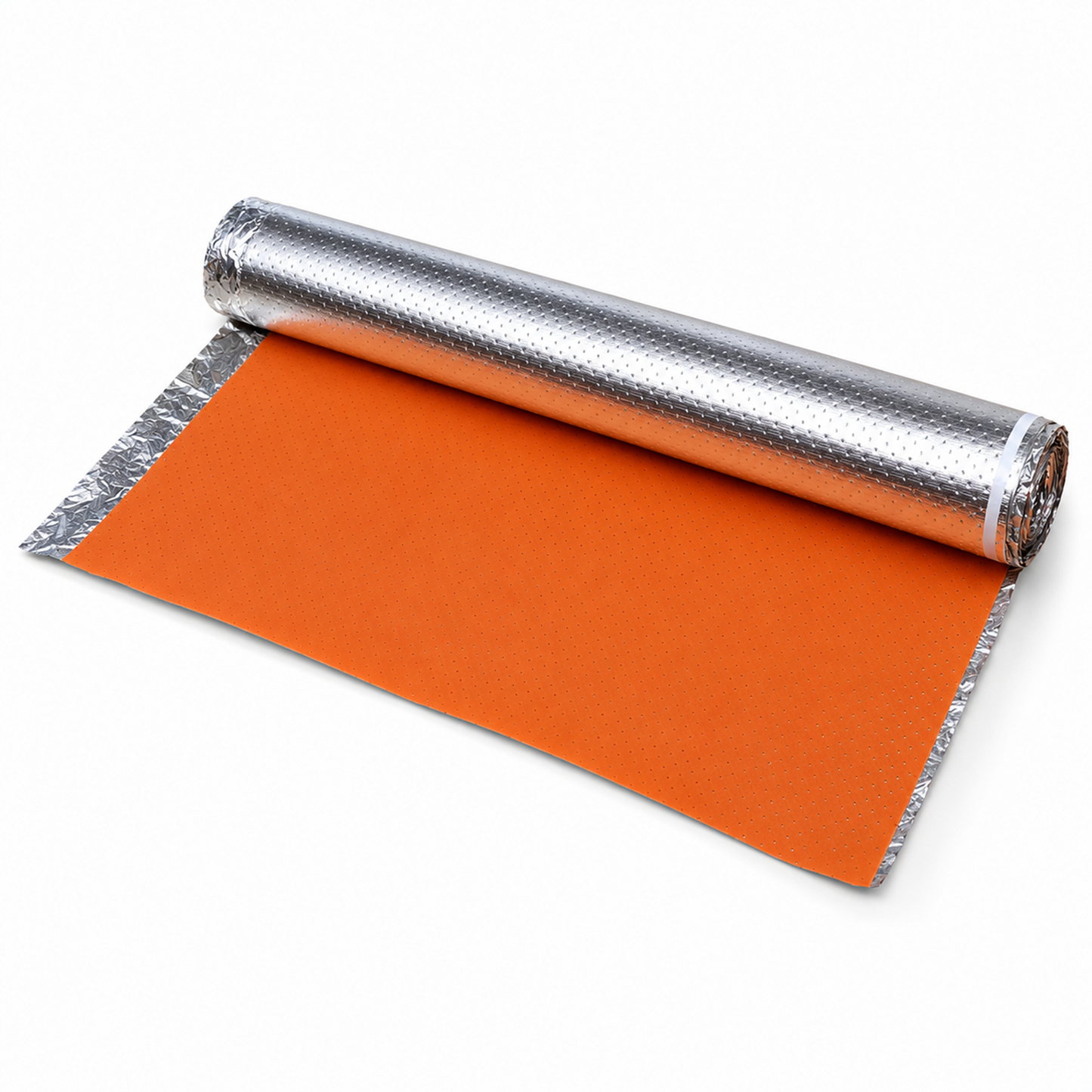 Orange IXPE-Trittschalldämmung 2 mm mit Aluminiumfolie als Rolle auf weißem Hintergrund