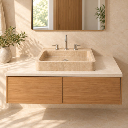 Beiges Travertin-Waschbecken 60 × 40 cm auf einem Holzwaschtisch im hellen modernen Badezimmer.
