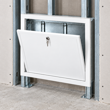 Unterputz-Verteilerschrank bei der Rohbaumontage zwischen Metallständern mit sichtbaren höhenverstellbaren Füßen
