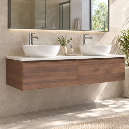 Waschtischunterschrank 1004 mit weißer Platte und sichtbarer linker Seite im hellen Badezimmer.
