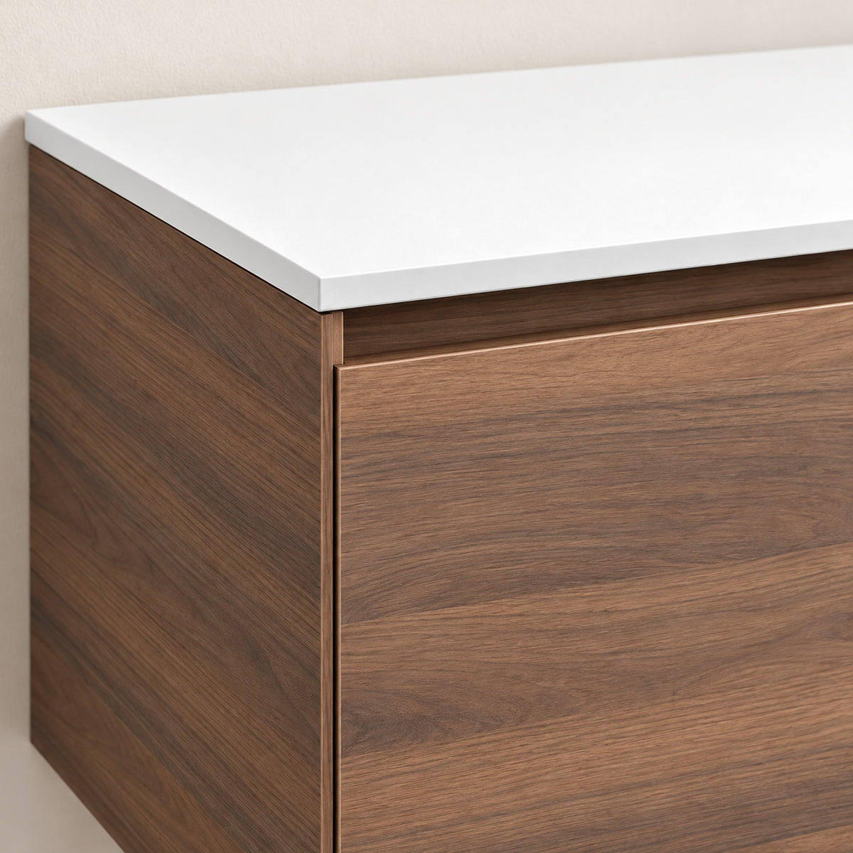 Nahaufnahme der glatten Fronten und mittleren Fuge in brauner Holzoptik bei Modell